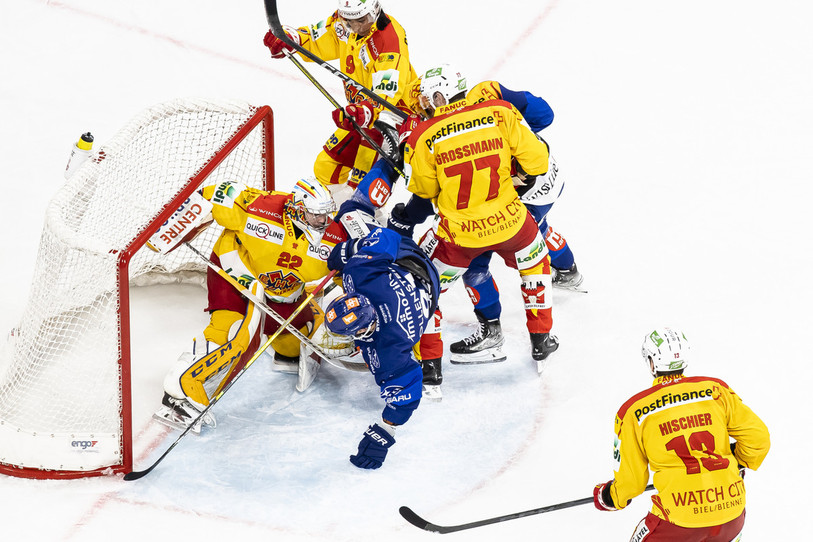 Simon Rytz et la défense biennoise ont eu beaucoup de travail face aux attaquants zurichois. (Photo : KEYSTONE/Michael Buholzer)