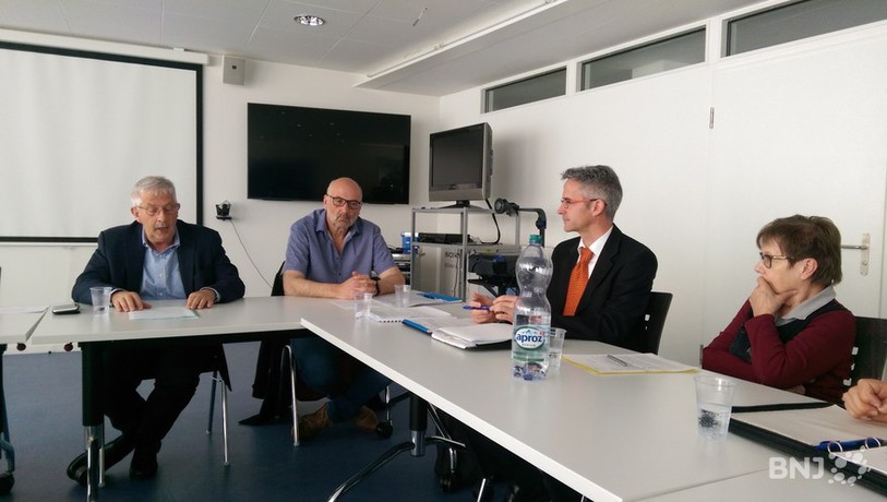 De g. à dr.: Jan von Overbeck (directeur ad interim des SPJBB), Pierre-Michael Raetzo (directeur des APR), Pascal Eggler (directeur de La Pimpinière), Elisabeth Vogt (président du conseil de fondation de La Pimpinière)