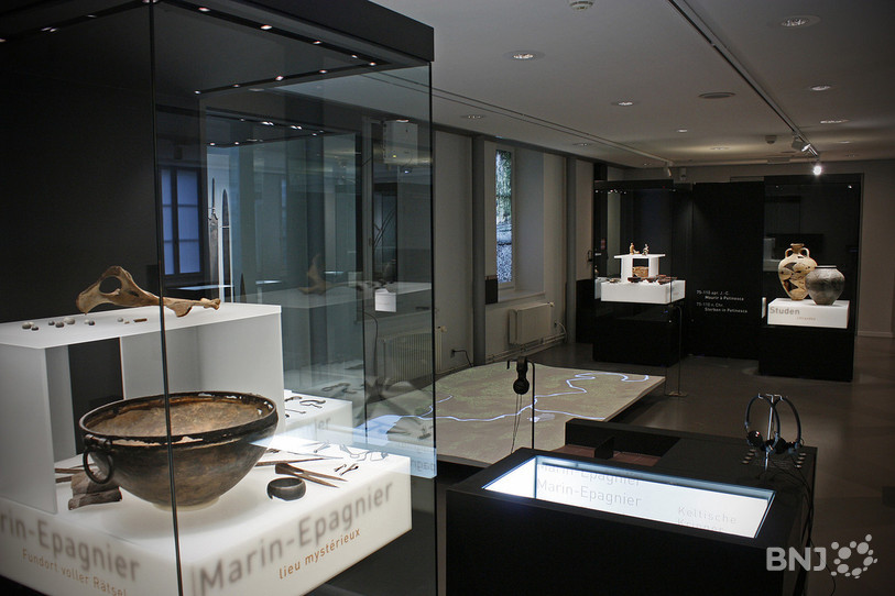 Proposée initialement au Musée Schwab, l'exposition « Fenêtre archéologique de la région » aura connu de nombreuses évolutions au gré des changements institutionnels et des découvertes archéologiques. (Photo : NMB).