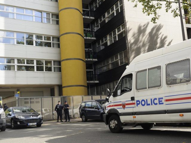 De nombreux policiers sont présents sur les lieux (arc.).