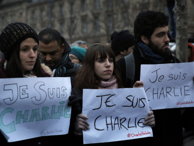 La foule a rendu hommage aux victimes de l'attaque