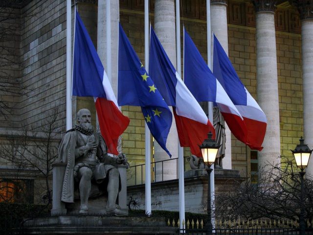 La France a mis les drapeaux en berne (ici à l'Assemblée nationale)