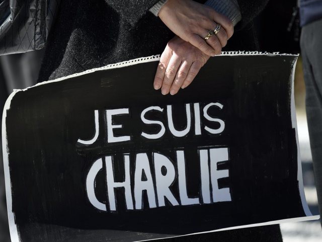 L'inscription blanche sur fond noir, publiée sur plusieurs Une (A).