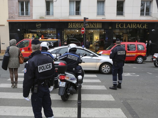 Un policier aurait été atteint par des tirs de fusil d'assaut.