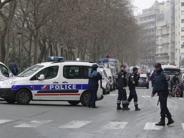 Les policiers ont interpellé une personne (arc.).