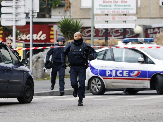 La police est toujours à la poursuite des suspects (arc.).