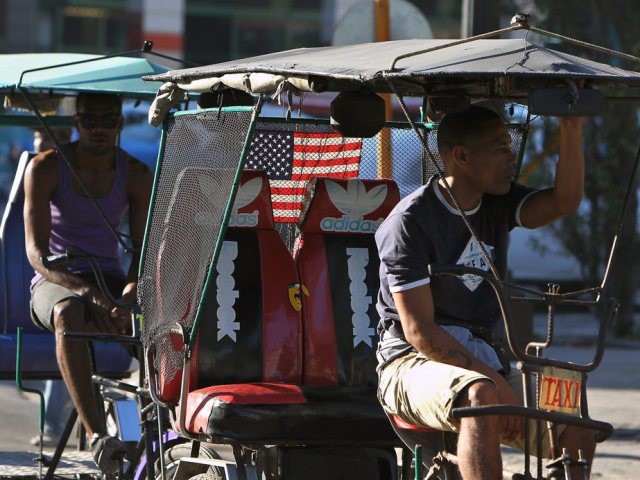 Drapeau américain visible sur un taxi-vélo à La Havane (archive)