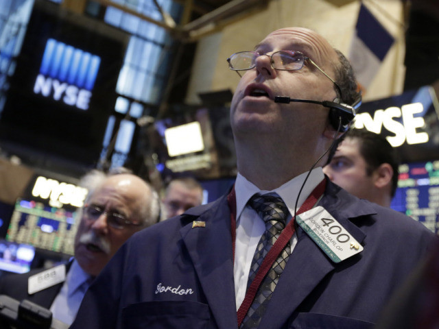 Un trader regarde les cours monter jeudi à New York