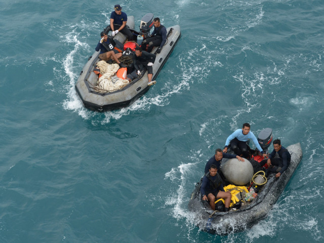 Des plongeurs essaient d'atteindre les signaux.