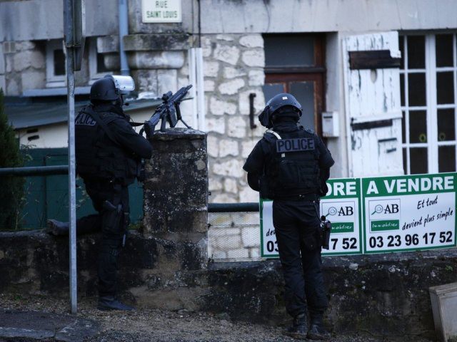 La police continuait de traquer les frères Kouachi au matin.