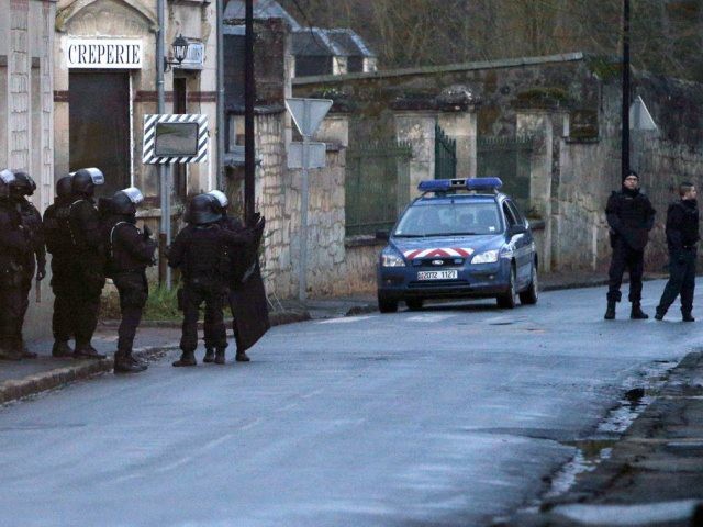 Des camionnettes de la police sont sur place (arc.).