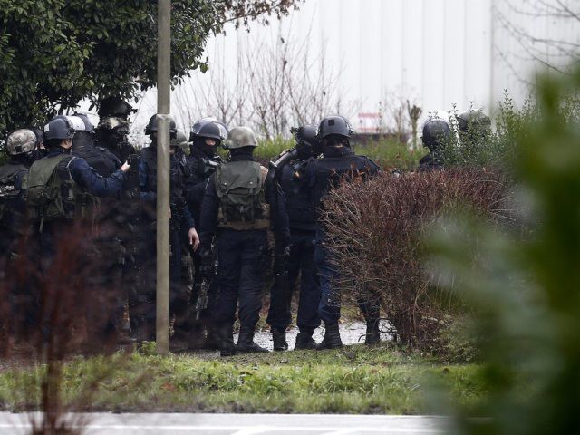 Les forces spéciales doivent faire face à deux prises d'otages