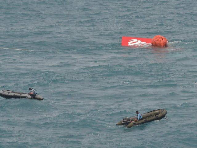 Indonésie: une partie de l'épave de l'avion remontée à la surface