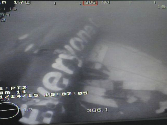 Les plongeurs recherchent les corps dans le fuselage de l'avion