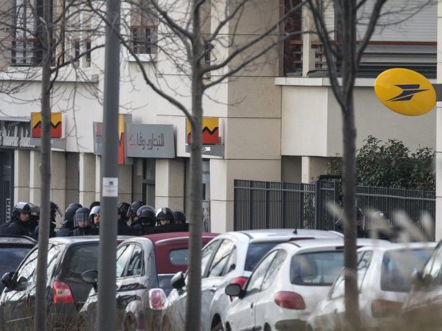 Deux personnes brièvement retenues en otage près de Paris