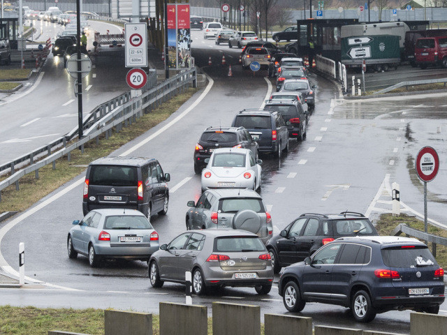 Le tourisme d'achat semble modéré après l'abandon du cours plancher