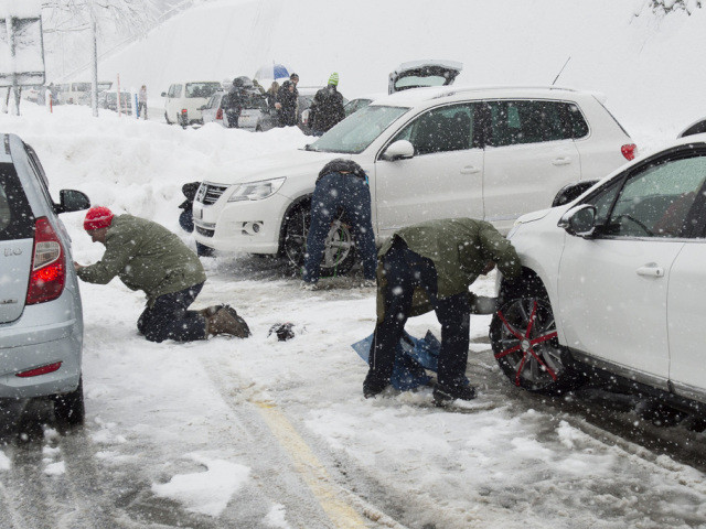 La neige perturbe le trafic routier dans les Grisons et au Tessin