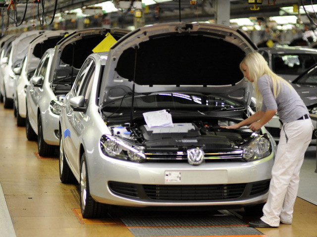 Léger recul des ventes de voitures neuves en 2014