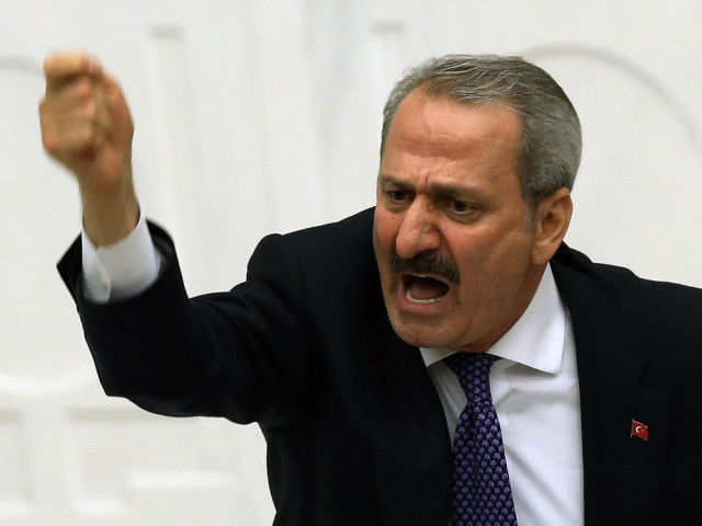 Quatre ex-ministres turcs échappent à un procès pour corruption