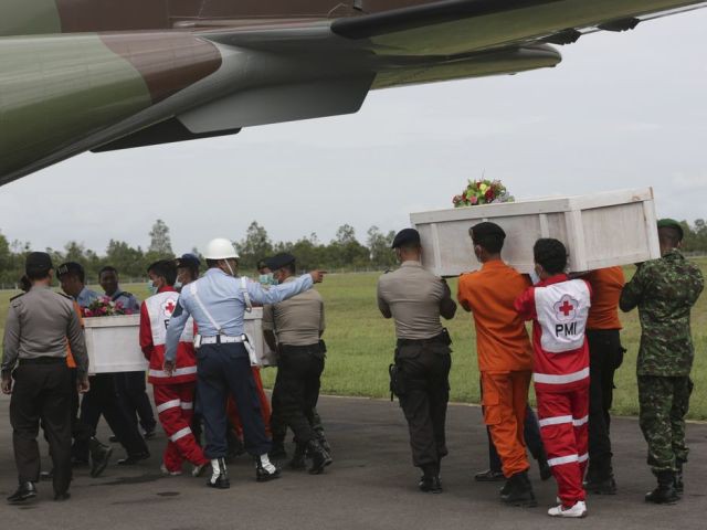 Corps de passagers d'AirAsia découverts près de l'épave