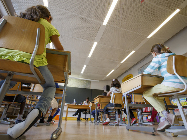 Ecoles: les filles font mieux que les garçons dans 70% des pays