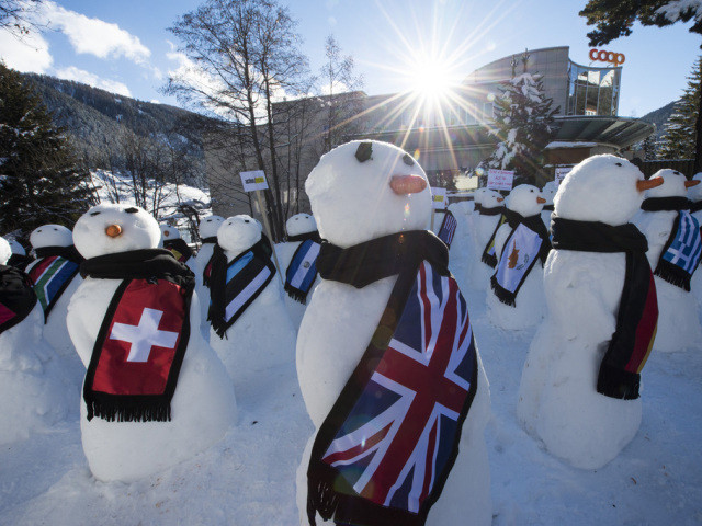 Des bonshommes de neige à Davos pour protester contre la pauvreté