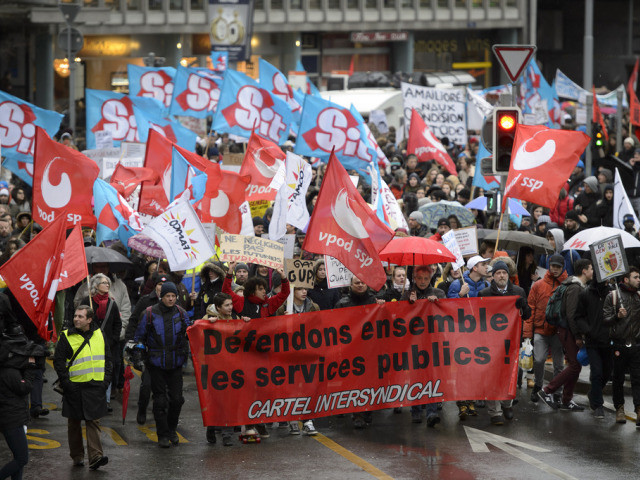 Genève: 2000 personnes dans la rue pour défendre le service public