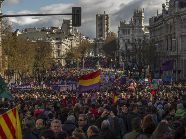 Madrid: des dizaines de milliers de personnes marchent avec Podemos