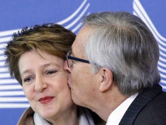Sommaruga/Juncker: une bise qui fait parler d'elle
