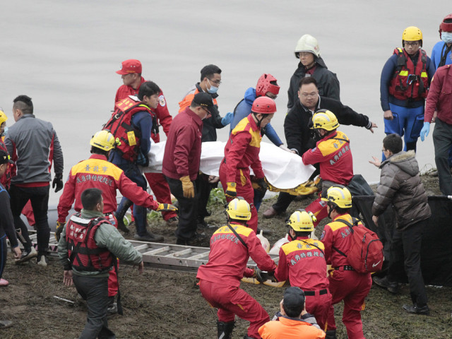 Un avion s'écrase à Taïwan: seize personnes présumées mortes