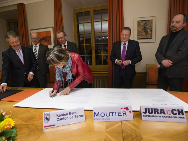 Signature d'une feuille de route sur le vote de Moutier (BE)