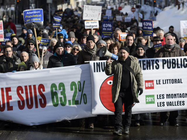 Hôpital de La Chaux-de-Fonds: entre 3 et 4000 personnes dans la rue
