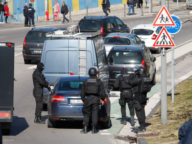 La police prise pour cible à Marseille avant une visite de Valls