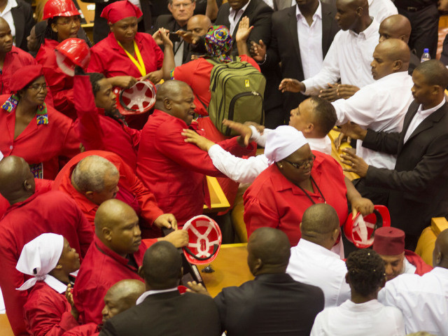 Chaos et coups de poing au parlement sud-africain