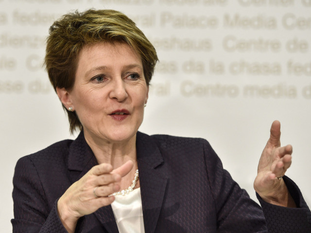 Simonetta Sommaruga défend le projet du Conseil fédéral