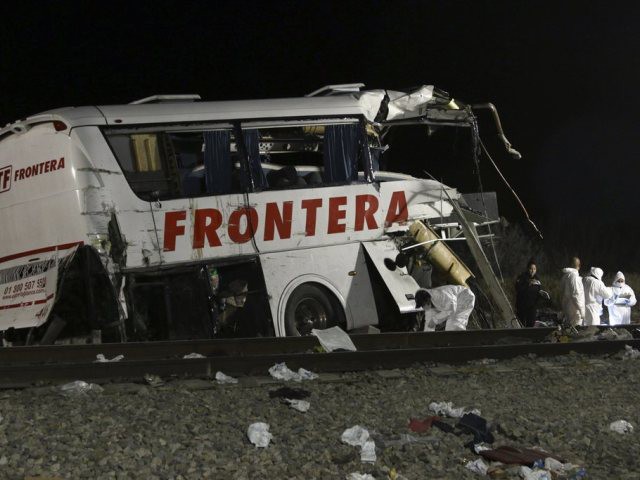 Une collision train-bus fait 20 morts et 31 blessés