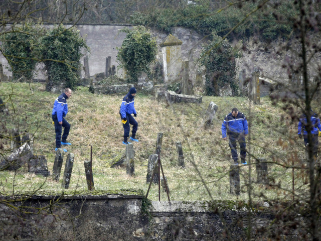 Cinq mineurs arrêtés après la profanation d'un cimetière juif