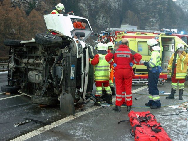 Un camion se renverse près de Köniz (BE) - le chauffeur décède