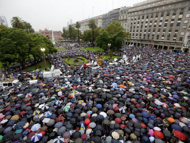 Cristina Kirchner face à la rue un mois après la mort de M. Nisman