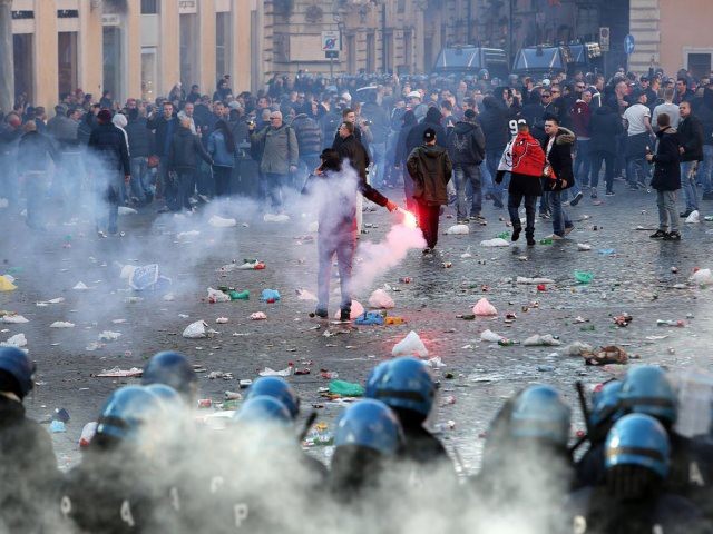 Heurts entre policiers et supporteurs de Feyenoord à Rome