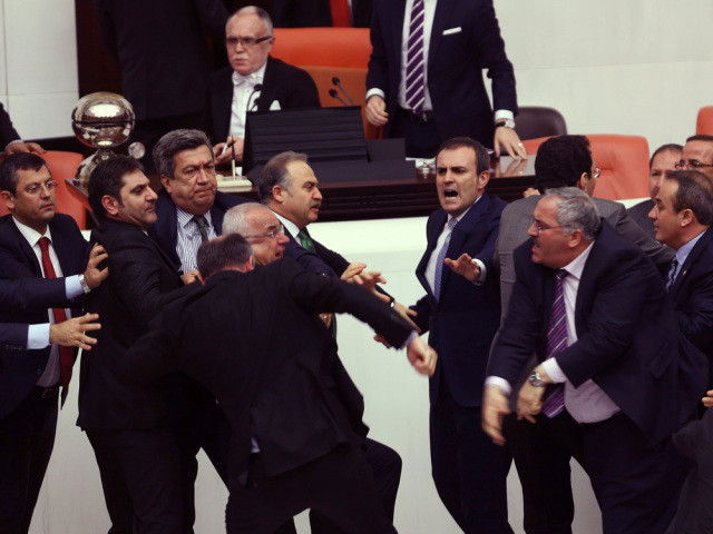 Nouvelles violences au parlement turc à propos d'une loi polémique