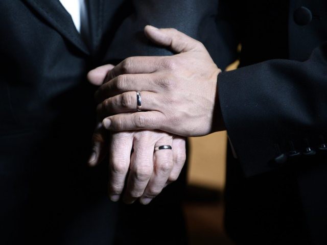Mariage: une commission soutient l'ouverture aux homosexuels
