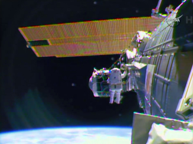 Première des trois sorties orbitales à l'ISS