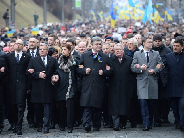 Accord signé pour un retrait des armes lourdes en Ukraine