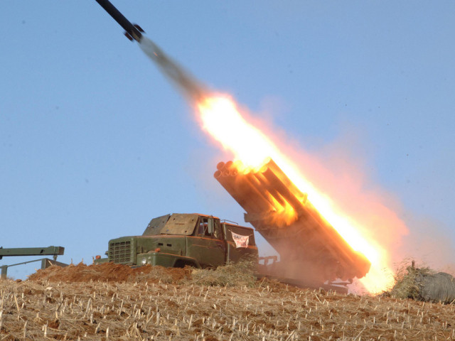 Pyongyang tire des missiles et promet des 