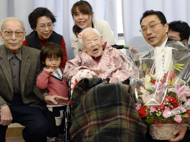 La doyenne du monde fête ses 117 ans avec sa famille à Osaka