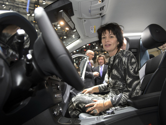 Salon de l'auto: Doris Leuthard fan de voitures électriques