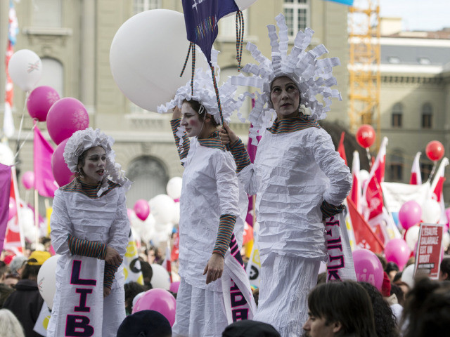 Berne: plus de 12'000 manifestants réclament l'égalité salariale