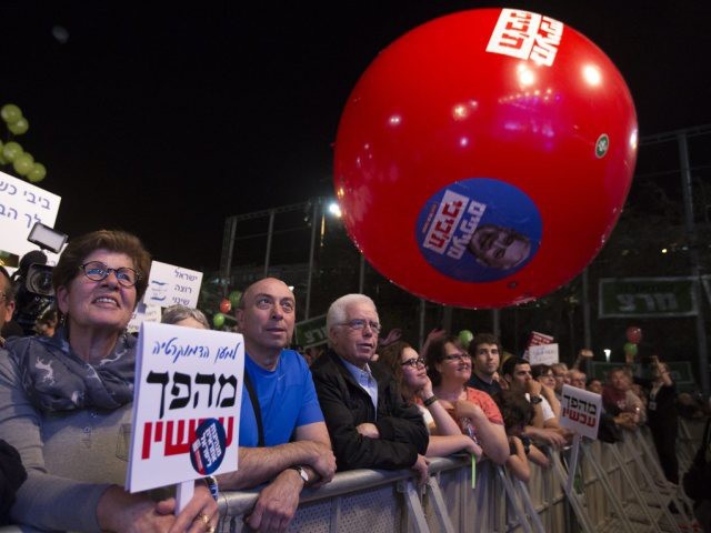 Des dizaines de milliers d'Israéliens anti-Netanyahu rassemblés