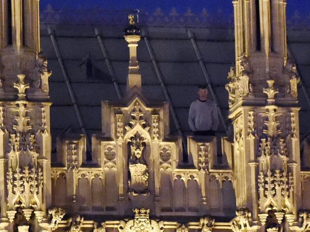 Un homme sur le toit de la cathédrale de Westminster à Londres